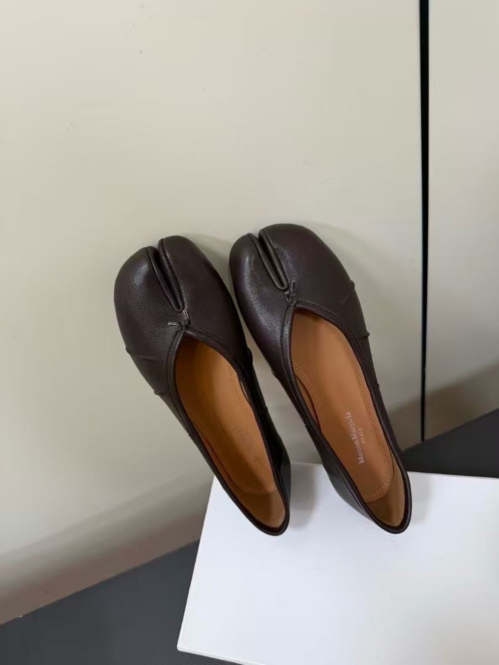 Maison Margiela Tabi Brown Leather Split-Toe Ballet Flats - Picture 5 of 6